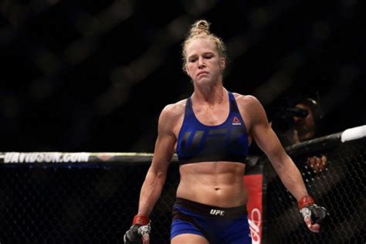 How tall is Holly Holm?