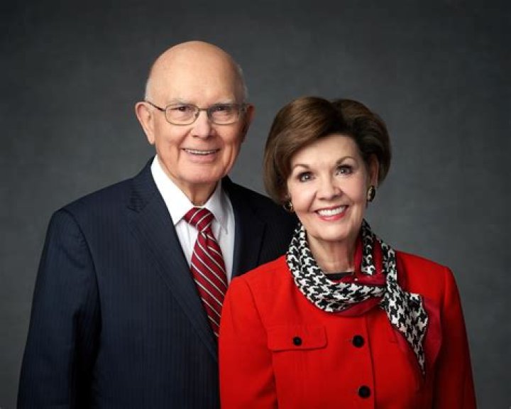 June Oaks, wife of apostle, dies of cancer